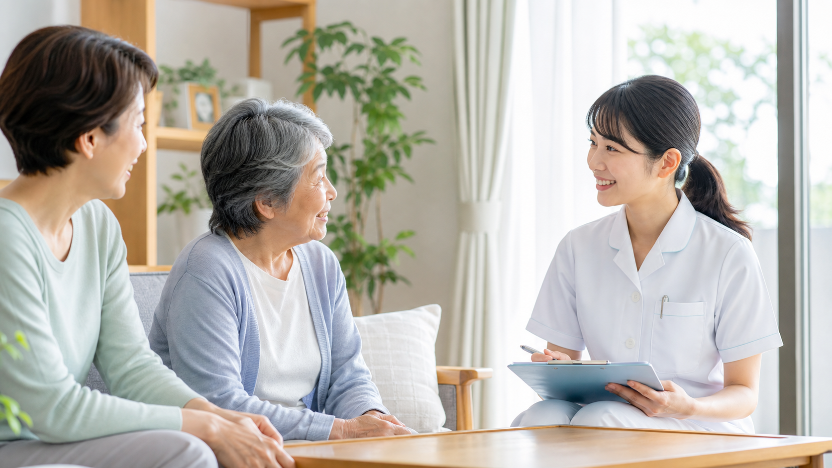 自宅で看護師が利用者と家族にやさしく説明している様子